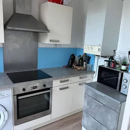 Spacieux Avec Balcon 아파트 *