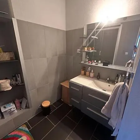 아파트 Spacieux Avec Balcon *